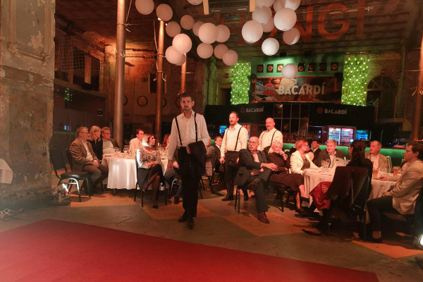 Rendhagyó színházi előadás a Szeged Első Lions Club szervezésében