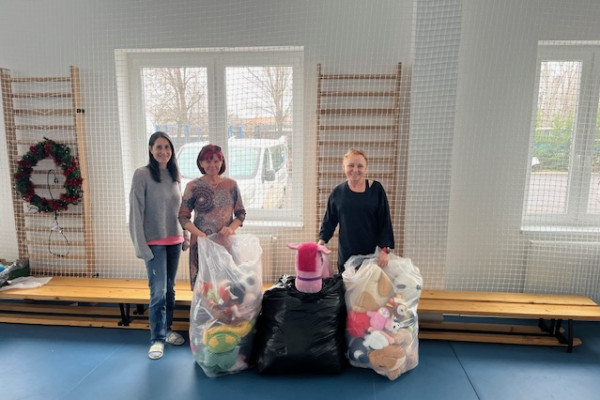 Plüss állatkák és csokoládék a gyermekeknek